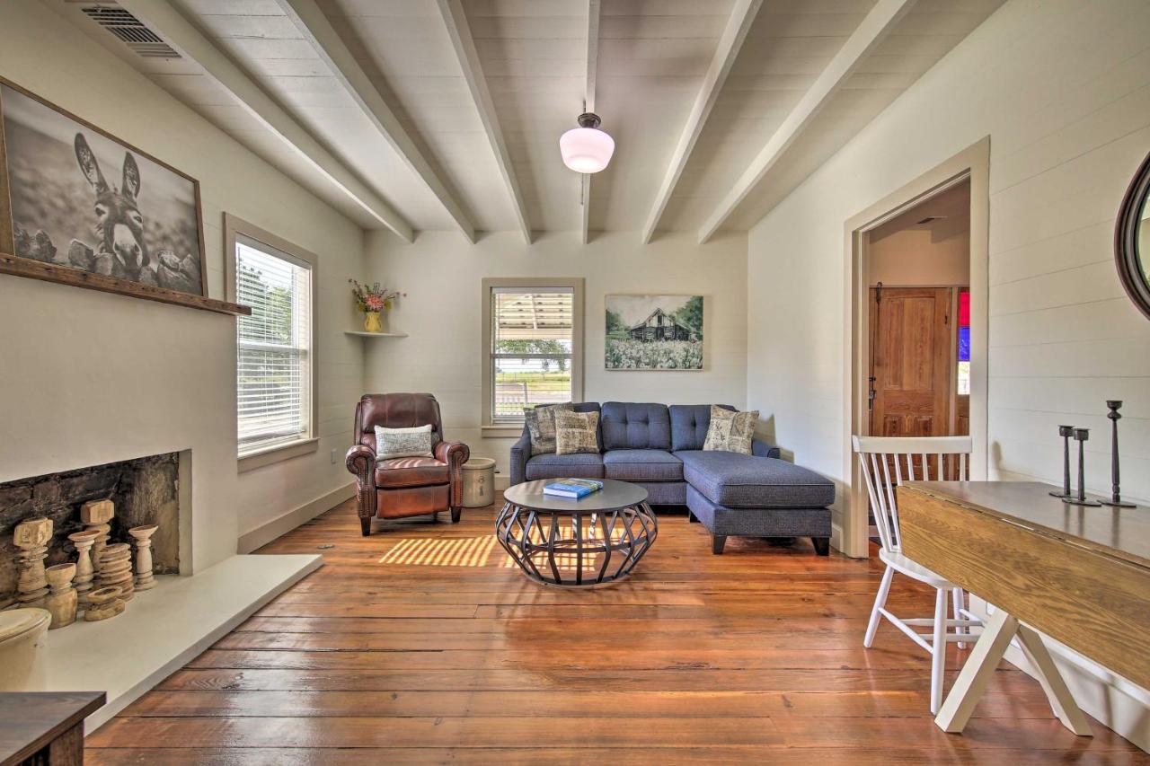Peaceful Schulenburg Farmhouse With Fire Pit And Grill Екстер'єр фото