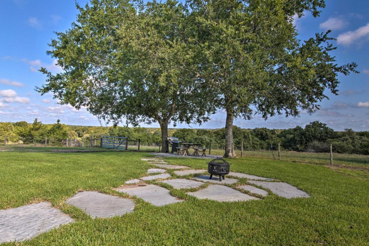 Peaceful Schulenburg Farmhouse With Fire Pit And Grill Екстер'єр фото